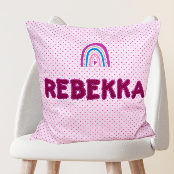 Namenskissen-Hülle mit Regenbogen und Wunschname als Namensapplikation bestickt 40x40 cm